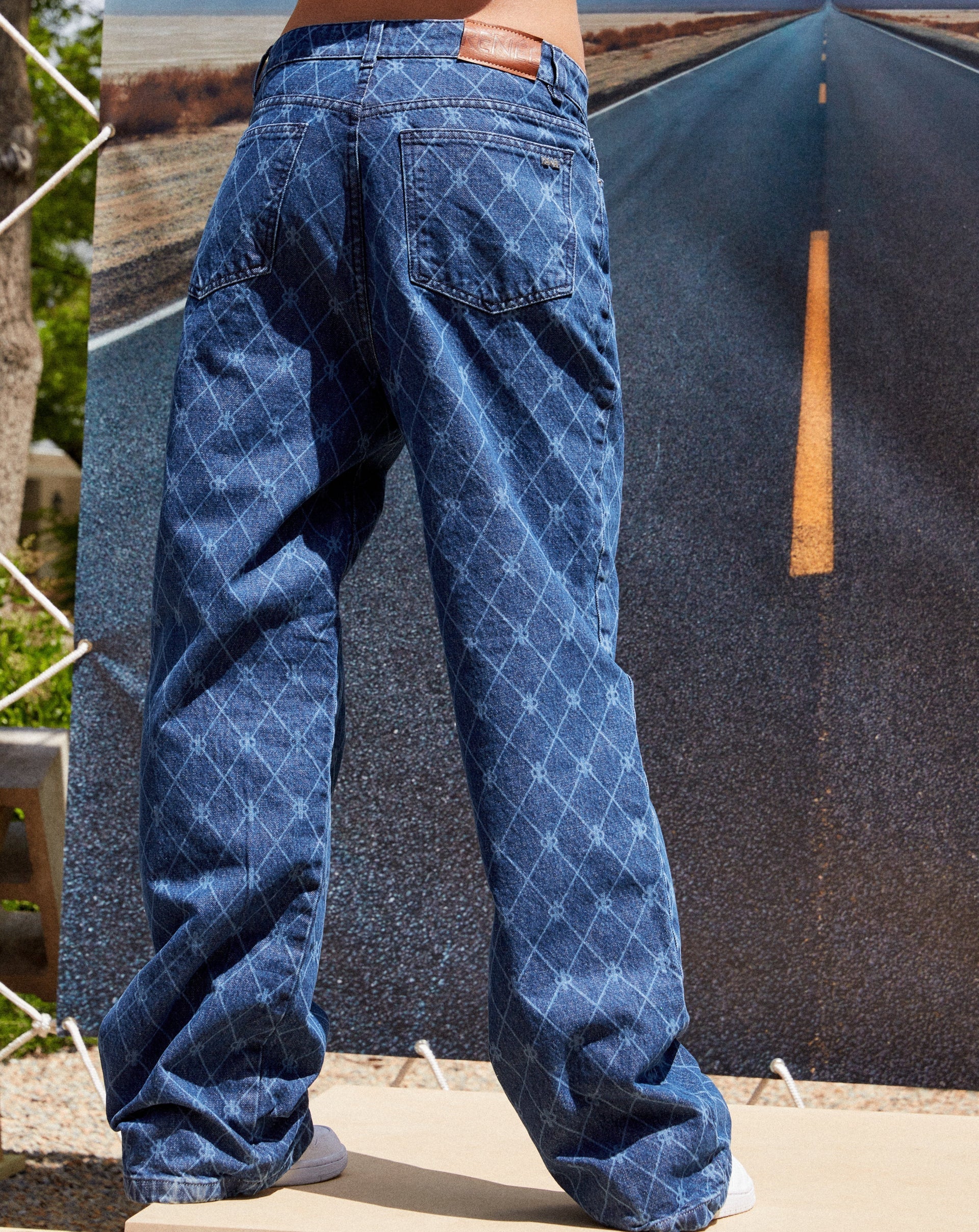 JEAN Nº 8 - THE OVERSIZE MONOGRAM I